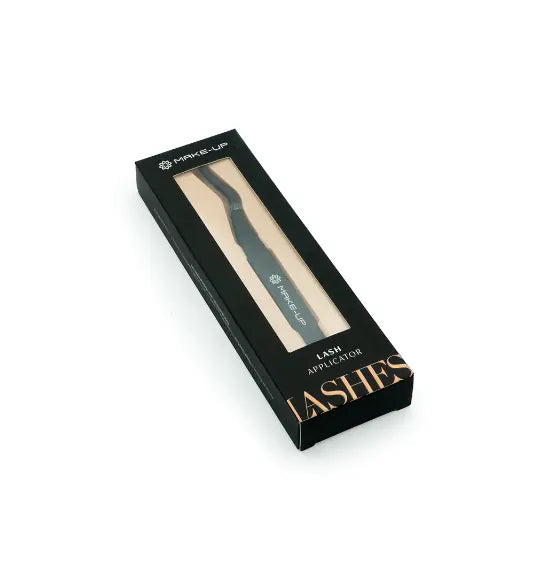 Applicateur de faux cils de précision dans son emballage noir élégant. Idéal pour une pose facile et impeccable des cils en bandes ou en touffes.