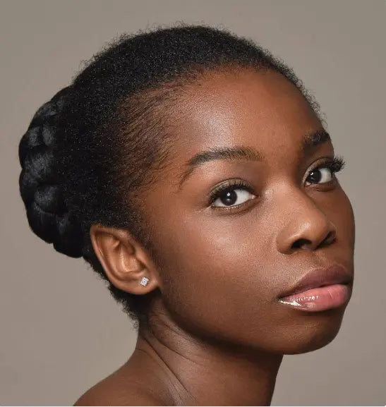 Modèle portant les faux cils ‘Baby Doll Gaze’ pour un regard intense et naturel. Parfaits pour sublimer les yeux avec élégance.