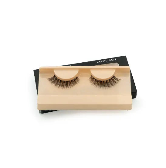 FAUX CILS « Classic Gaze » présentés sur un support beige, offrant un effet naturel et sophistiqué. Idéals pour un maquillage des yeux raffiné.