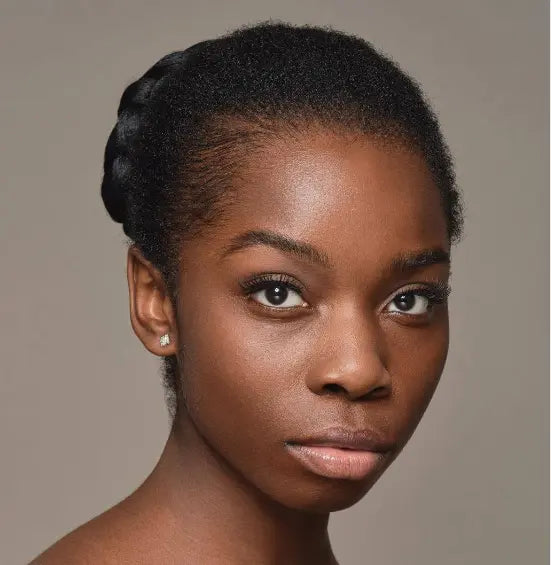 Modèle portant les FAUX CILS « Classic Gaze » pour un regard intense et naturel. Parfaits pour sublimer les yeux avec élégance et discrétion.