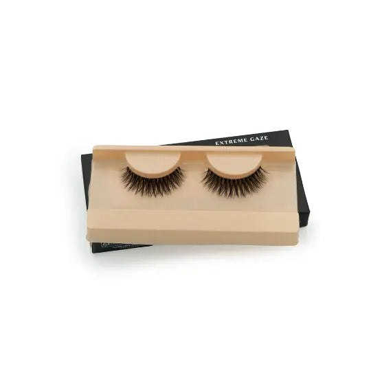 Faux cils « Extreme Gaze » présentés dans un étui beige. Faciles à appliquer et réutilisables, ils subliment le regard avec un effet volumineux.