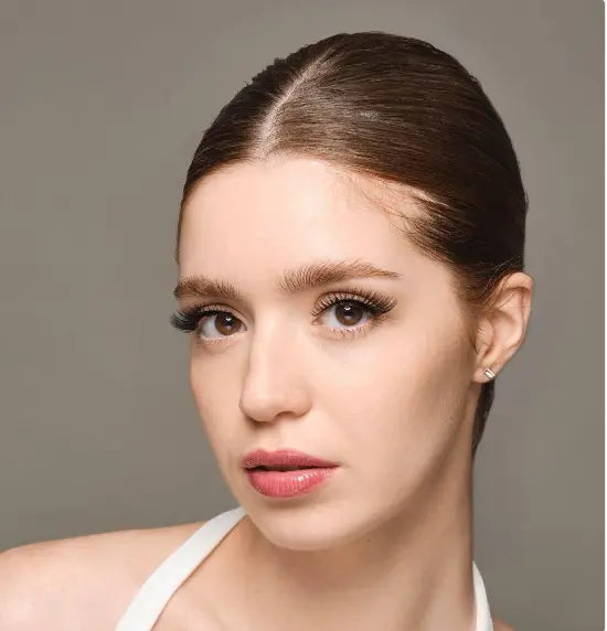 Modèle portant les FAUX CILS «DOE GAZE» pour un regard intense et glamour. Effet naturel et sophistiqué idéal pour un style romantique.