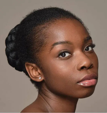 Modèle portant les faux cils ‘Baby Doll Gaze’ pour un regard intense et naturel. Parfaits pour sublimer les yeux avec élégance.