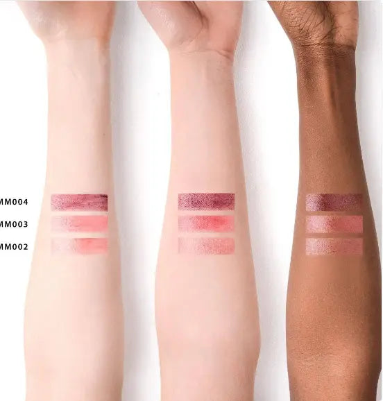 Swatches du SUPREME LIP TREATMENT - Vanille sur différentes carnations, illustrant la pigmentation et l'hydratation du baume à lèvres bio et vegan.