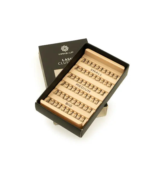 Boîte ouverte de faux cils en touffes avec trois longueurs : small, medium et big. Parfait pour un maquillage modulable et sophistiqué.