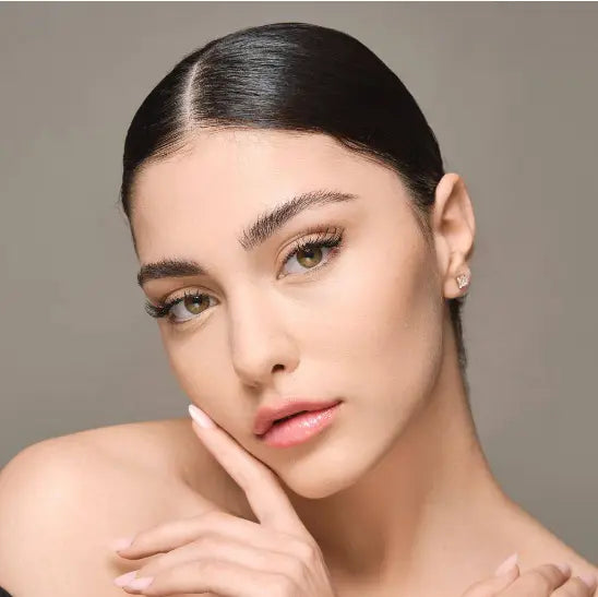 Femme au regard intense portant des faux cils en touffes pour un effet naturel. Idéal pour sublimer le maquillage des yeux avec élégance.